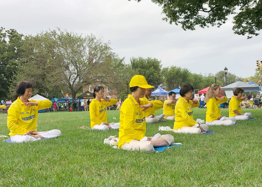 Image for article Представление Фалунь Дафа на Дне сообщества Ньюарка в Государственном университете штата Делавэр
