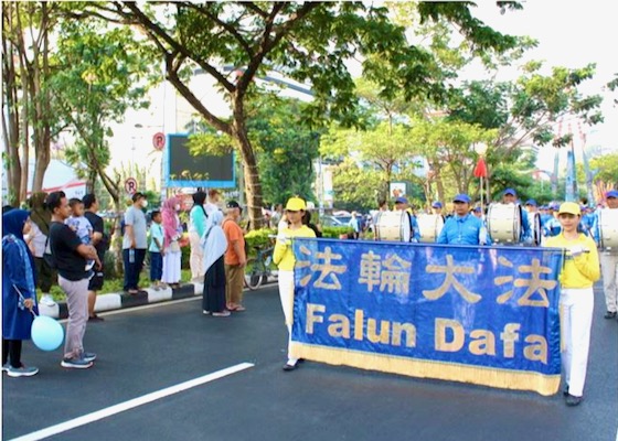 Image for article Индонезия. Практикующие провели парад в День без автомобиля, чтобы познакомить людей с Фалунь Дафа