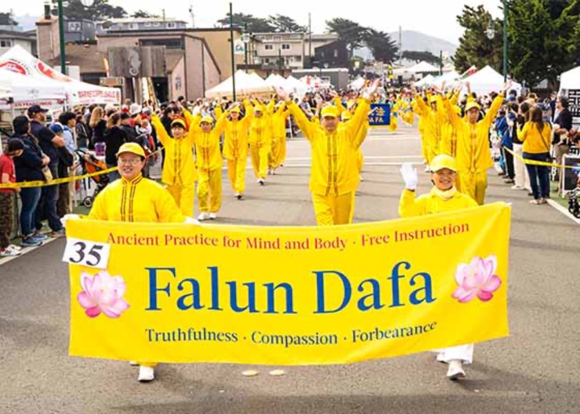 Image for article Калифорния, США. Практикующие Фалунь Дафа приняли участие в параде Фестиваля тумана в Пасифике