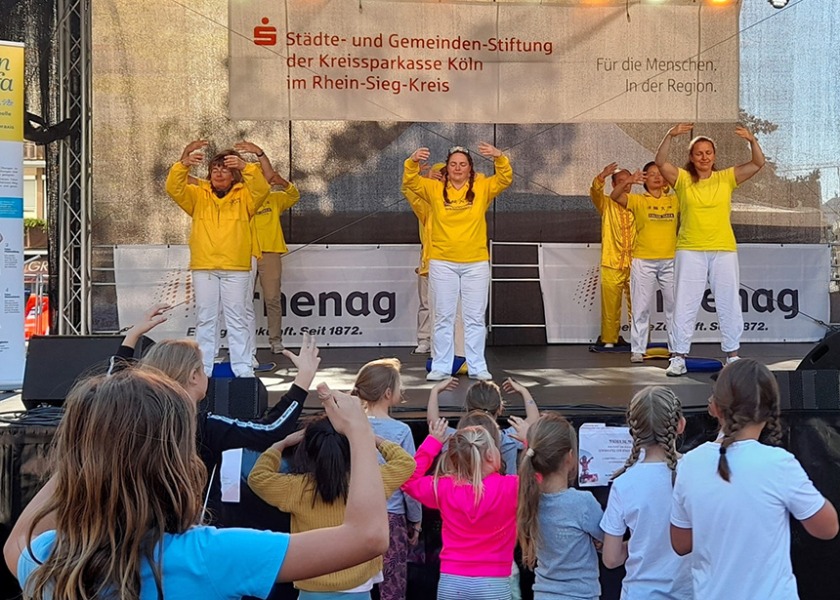 Image for article Зигбург, Германия. Дети знакомятся с практикой Фалуньгун на местном фестивале