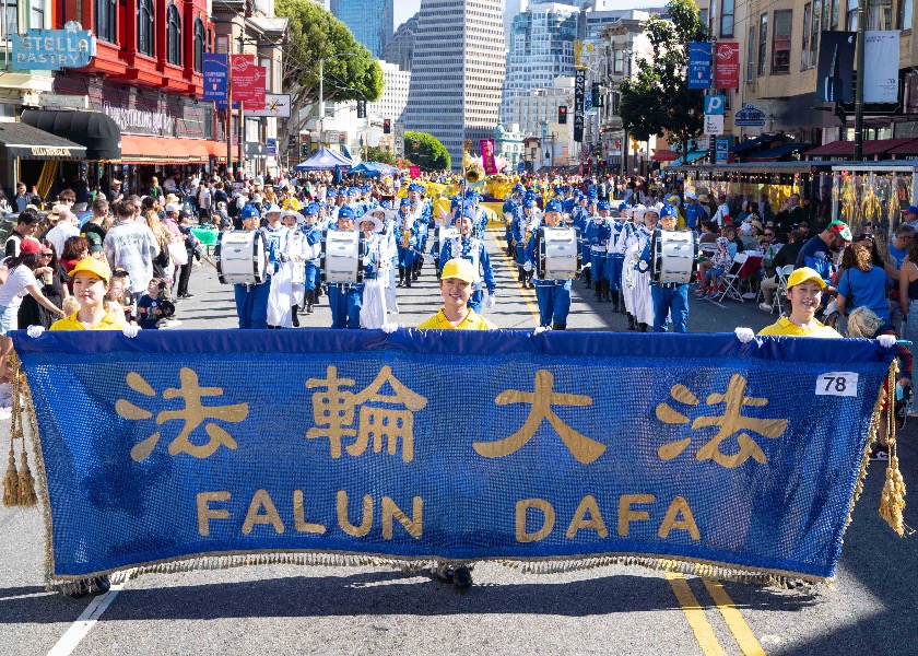 Image for article Сан-Франциско, США. Зрители парада итальянского наследия тепло приветствуют Фалунь Дафа