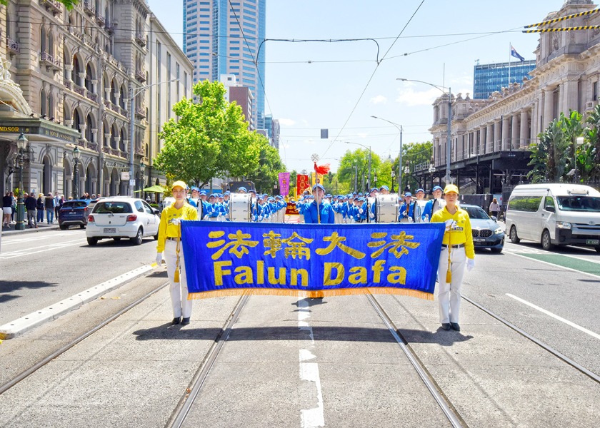 Image for article Мельбурн, Австралия. Зрители приветствуют парад Фалунь Дафа, который несёт на своих знамёнах добрые и праведные принципы