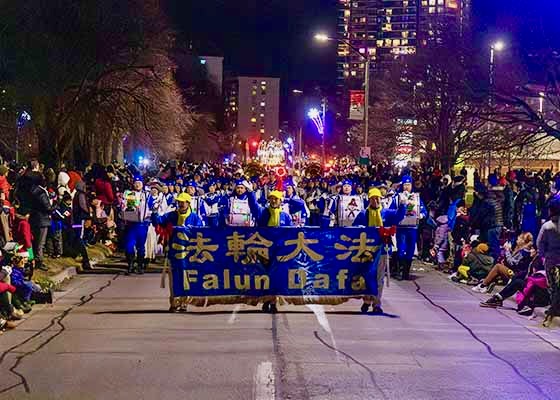 Image for article Торонто, Канада. Фалунь Дафа радостно приветствуют на четырёх Рождественских парадах