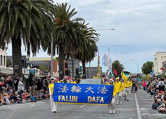 Image for article Южная Австралия. Зрители Рождественских парадов с восхищением приветствуют Фалунь Дафа