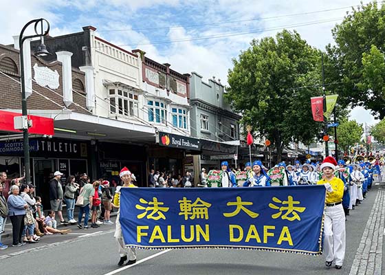 Image for article Новая Зеландия. Практикующие Фалунь Дафа приняли участие в восьми Рождественских парадах