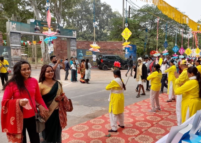 Image for article Санчи, Индия. Фалунь Дафа получает тёплый приём на фестивале Махабодхи