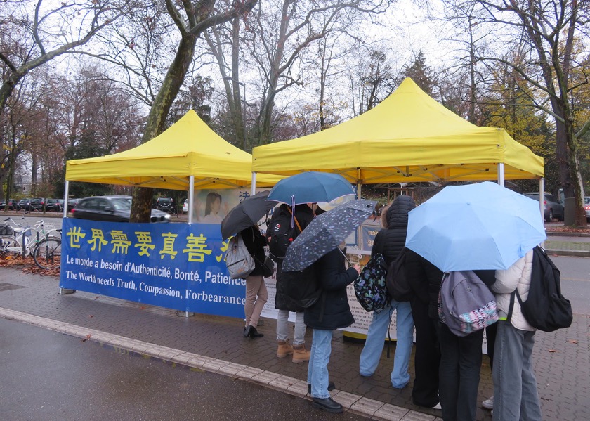 Image for article Франция. Европейские практикующие Фалунь Дафа отмечают международный День прав человека и информируют общественность о преследовании в Китае