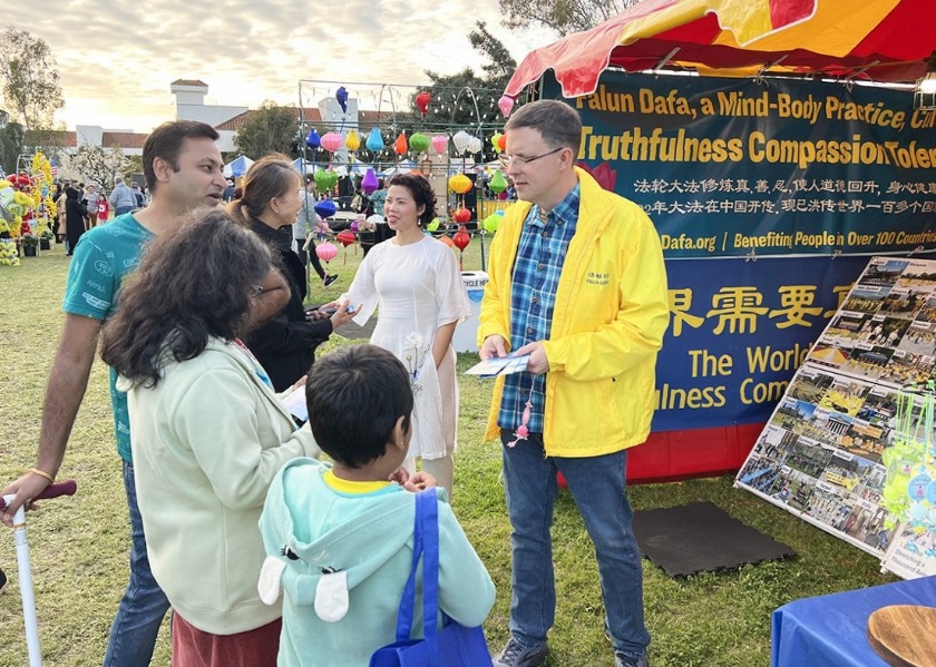 Image for article Сан-Диего, США. Знакомство с Фалунь Дафа во время празднования вьетнамского Лунного нового года