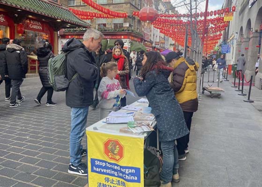 Image for article Лондон, Великобритания. Презентация Фалунь Дафа в китайском квартале во время фестиваля фонарей