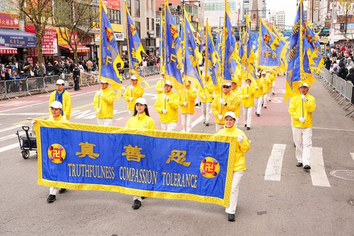 Image for article Флашинг, Нью-Йорк, США. Грандиозный парад в ознаменование годовщины мирного обращения 25 апреля 1999 года