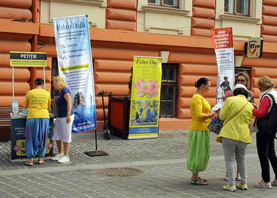 Image for article Брашов, Румыния. «Добро победит зло», – сказала женщина практикующим, которые проводили мероприятие