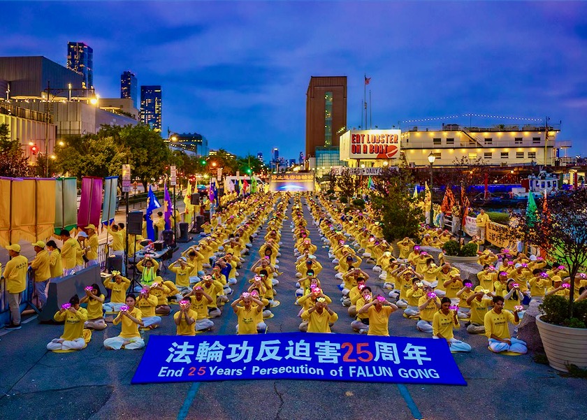 Image for article Нью-Йорк, США. Люди поддерживают Фалунь Дафа во время проведения практикующими вечера памяти с зажжёнными свечами у китайского консульства