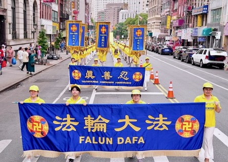 Image for article Манхэттен, Нью-Йорк. Грандиозное шествие практикующих призывает остановить преследование Фалуньгун в Китае