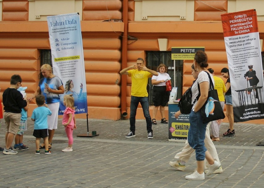 Image for article Румыния. Практикующие Фалунь Дафа провели информационные мероприятия в двух городах