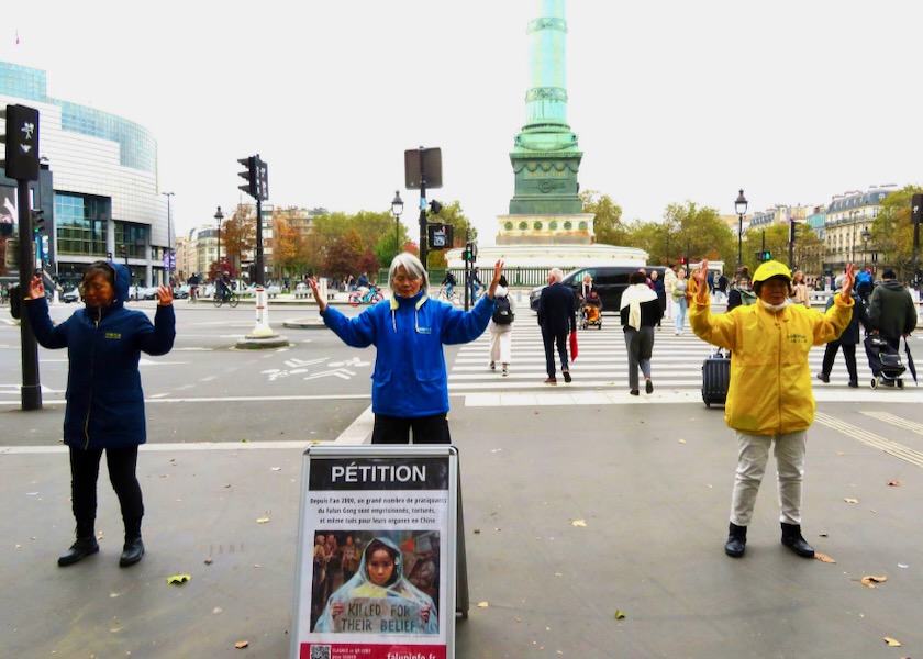 Image for article Париж, Франция. На площади Бастилии люди подписывали петицию, осуждающую преследование Фалунь Дафа в Китае