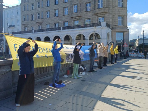 Image for article Гамбург, Германия. Люди поддерживают Фалунь Дафа на мероприятии, посвящённом мирному обращению «25 апреля» 1999 года