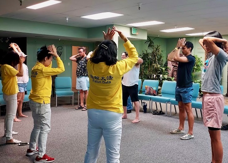 Image for article Аризона, США. Распространение Фалунь Дафа на выставке здоровья West Valley Wellness Expo
