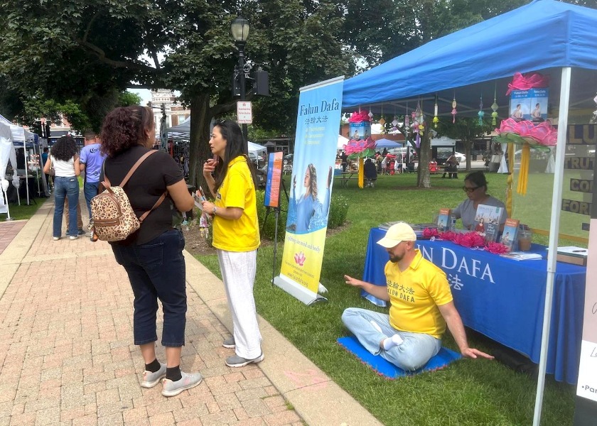 Image for article Чикаго, США. Люди узнают о Фалунь Дафа на фестивале Libertyville Days