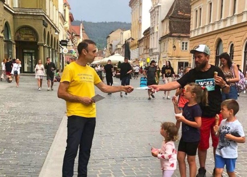 Image for article Люди осуждают преследование Фалунь Дафа в Китае во время мероприятия в Румынии