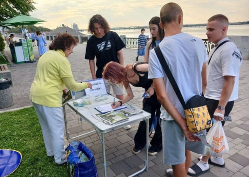 Image for article Украина. Люди приветствуют Фалунь Дафа во время мероприятия в городе Днепр