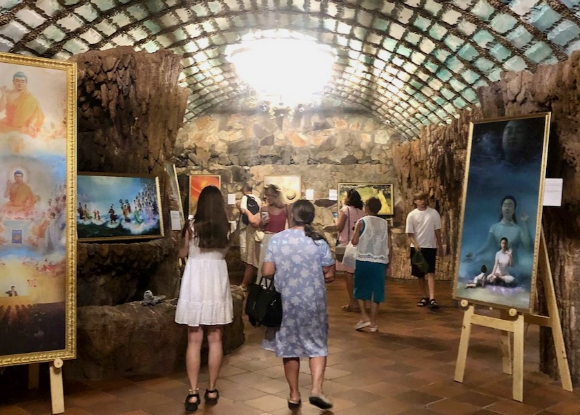 Image for article Болгария. Посетителей художественной выставки «Искусство Чжэнь Шань Жэнь», которая проходила в замке Равадиново, тронула духовность и стойкость практикующих, изображённая на полотнах