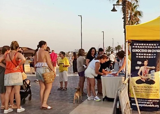 Image for article Валенсия, Испания. Люди поддерживают Фалунь Дафа и усилия практикующих, направленные на прекращение преследования в Китае