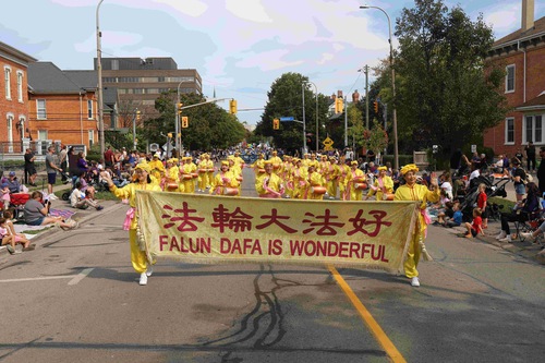 Image for article Торонто, Канада. Практикующие приняли участие в параде на Ниагарском фестивале винограда и вина