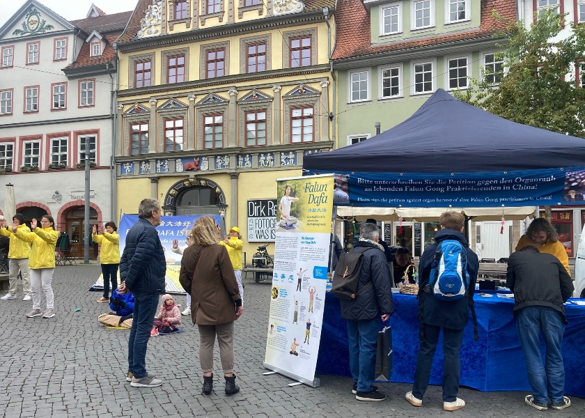 Image for article Эрфурт, Германия. Люди узнают о Фалунь Дафа и призывают к защите свободы духовных убеждений