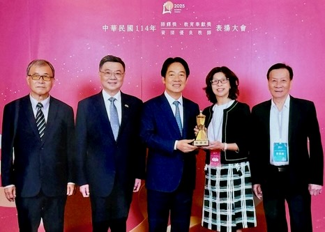 Image for article Практика Фалуньгун вдохновляет преподавателя нести ученикам доброту и красоту