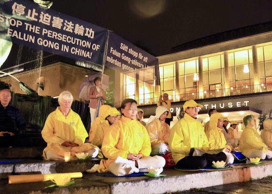 Image for article Гётеборг, Швеция. Акция памяти с зажжёнными свечами привлекает внимание к преследованию в Китае