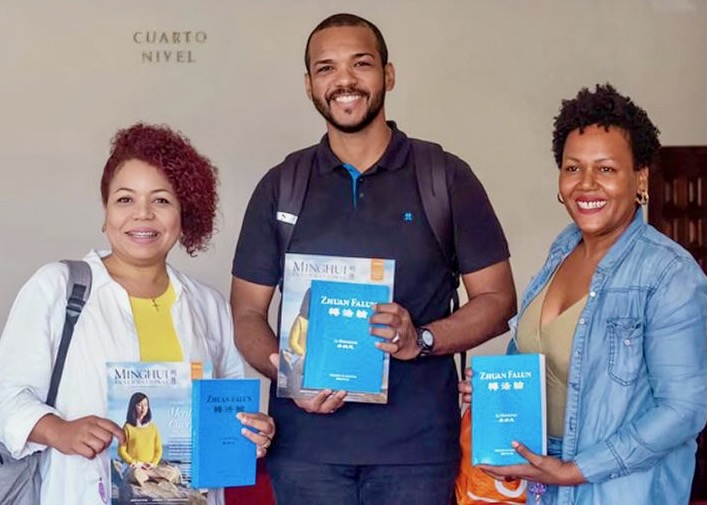 Image for article Фалунь Дафа вдохновляет зрителей всех возрастов на книжной ярмарке в Доминиканской Республике