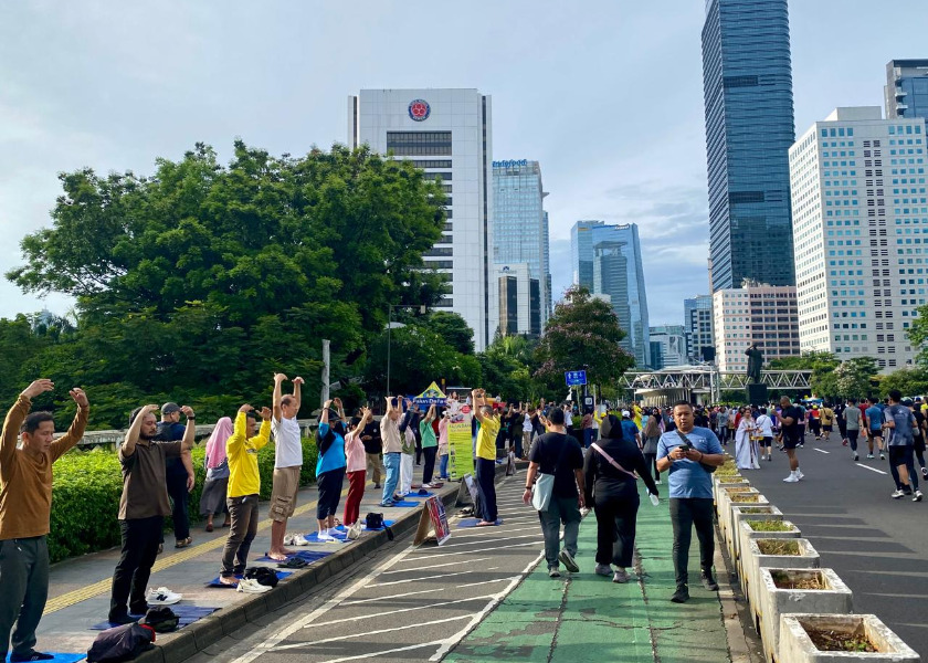 Image for article Индонезия. Жители Джакарты знакомятся с Фалунь Дафа