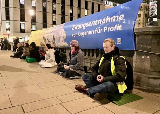 Image for article Гамбург, Германия. В День прав человека практикующие провели акцию памяти, призывая прекратить преследование Фалуньгун