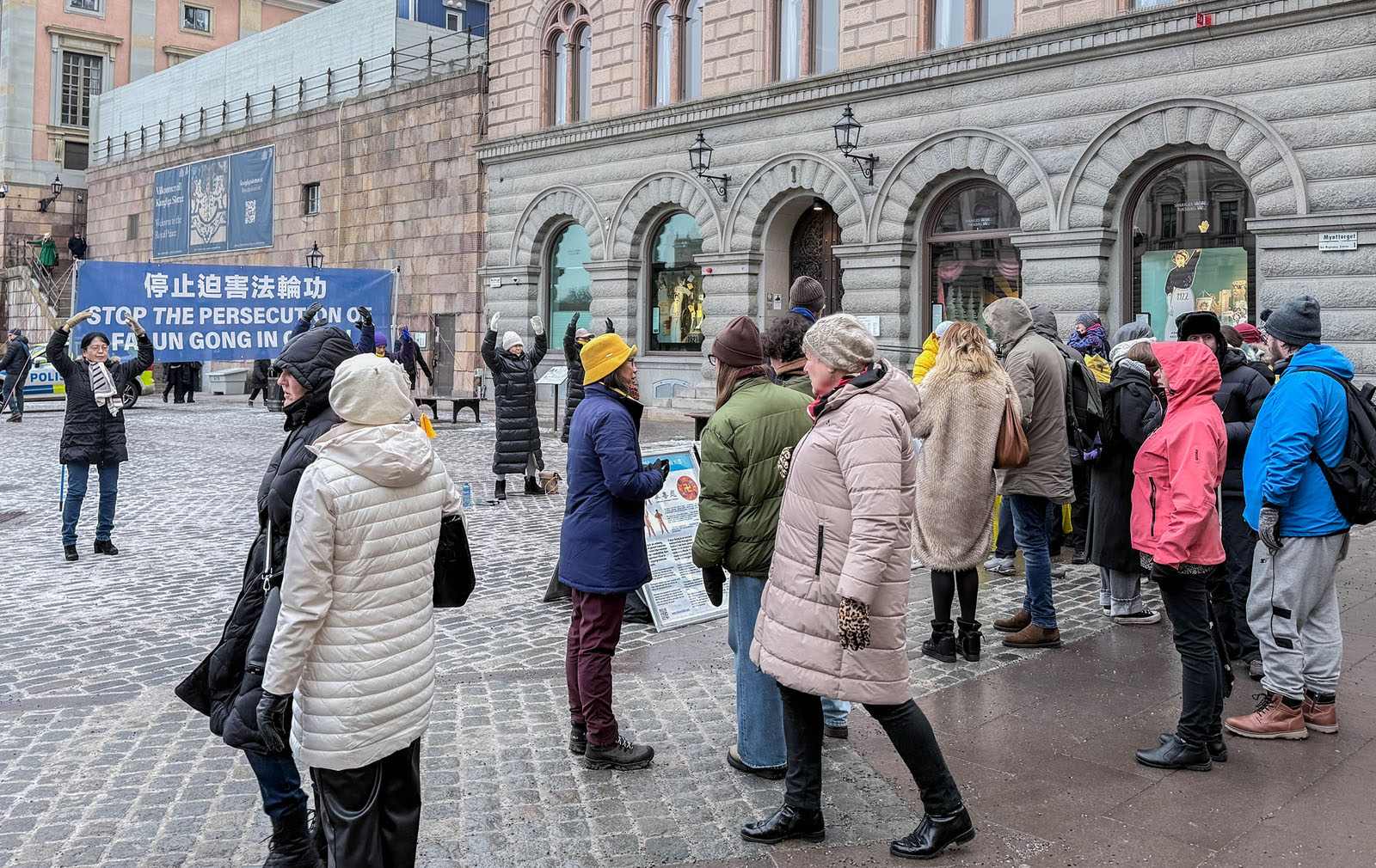 Image for article Люди осуждают преследование в Китае во время мероприятия возле здания парламента Швеции