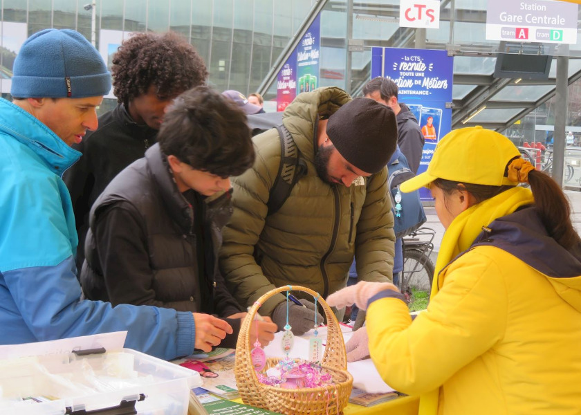 Image for article Франция. Практикующие Фалуньгун проводят мероприятие во время заседаний Совета Европы по правам человека