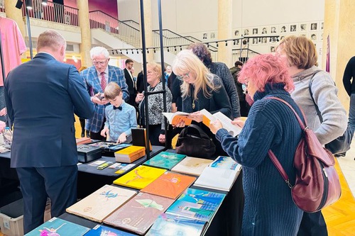 Image for article Лодзь, Польша. Многие зрители приобрели Книгу «Чжуань Фалунь» во время посещения представления Shen Yun