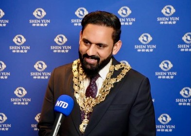 Image for article Великобритания. Мэры нескольких городов высоко оценили выдающийся художественный уровень Shen Yun