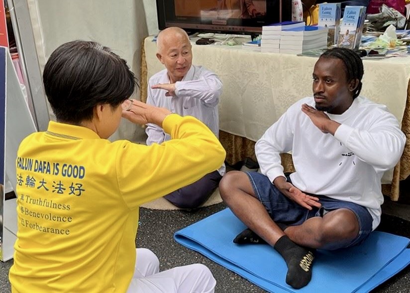 Image for article Австралия. Люди знакомятся с Фалунь Дафа на Национальном мультикультурном фестивале в Канберре