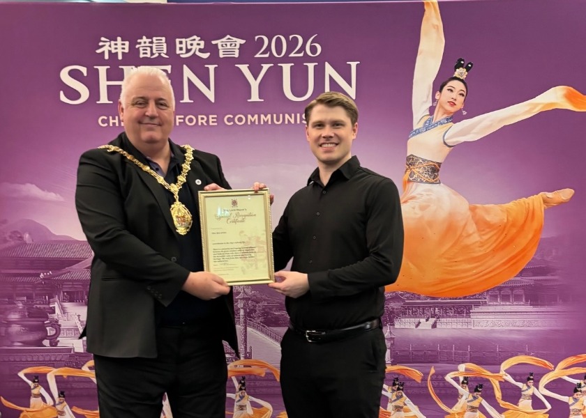Image for article Мэр города Сток-он-Трент вручил компании Shen Yun Performing Arts свидетельство о признании