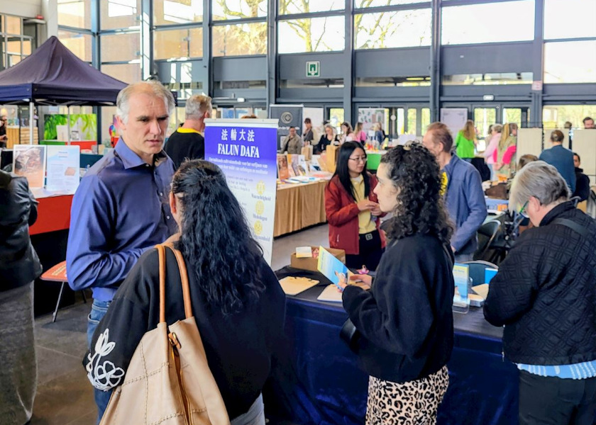 Image for article Фалунь Дафа представили на мероприятии «Весенняя ярмарка духовного пробуждения» в Бельгии