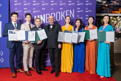 Image for article Премьера фильма «Несломленные. Нераскрытая история Shen Yun» получила высокую оценку и горячую поддержку зрителей на красной дорожке в Канаде