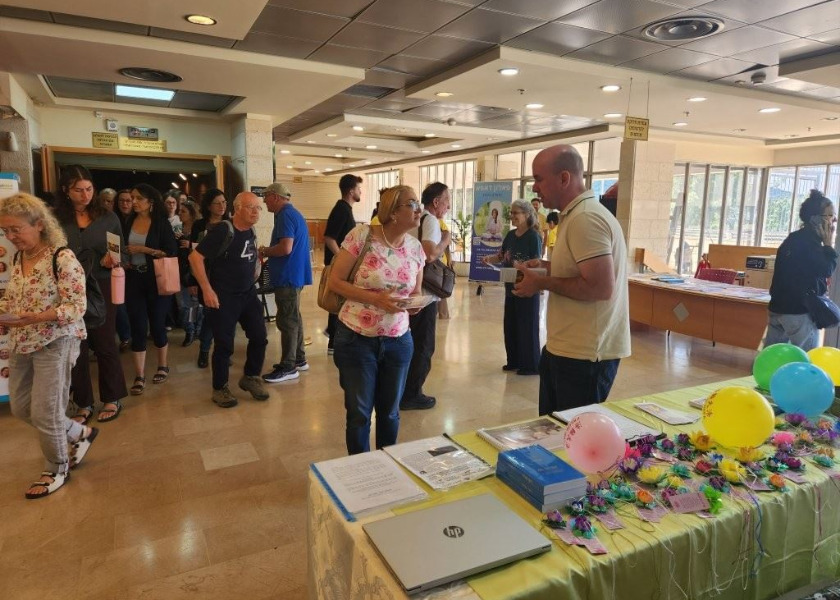 Image for article Израиль. Практикующие Фалунь Дафа знакомят посетителей ярмарок EatWell с медитацией, как частью здорового образа жизни