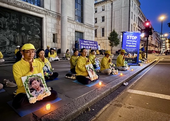 Image for article В Лондоне у посольства Китая прошла акция памяти с зажжёнными свечами, участники которой призвали к прекращению 27-летнего преследования Фалуньгун