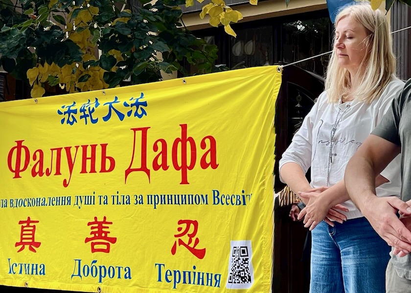 Image for article Украина. Практикующие знакомят людей с Фалунь Дафа на праздновании Дня города в Луцке и Хмельницком